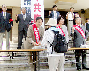 �O�@�c�ʑO�Ńf���Q���҂��琿�菐�����󂯎��