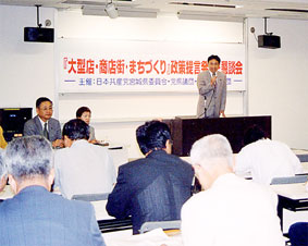 �ʐ^�F���ł����Ȃ�ꂽ���X�X����̍��k��ɏo��