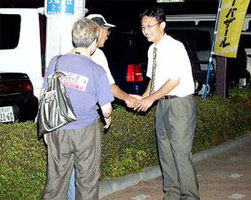 茨城・守谷市にて、演説を聴いて頂いた方と=7月9日