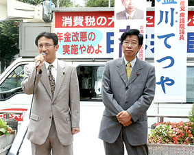 大門参院議員とともに街頭から選挙結果の報告=さいたま市のJR浦和駅前