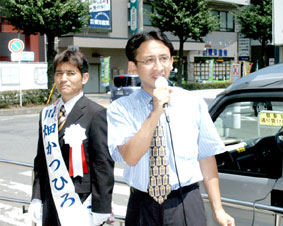 市議補選の応援でマイクを握る