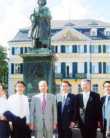 �h�C�c�w�{�������X�֋ǁx�ɂāi�����̓x�[�g�[�x���j