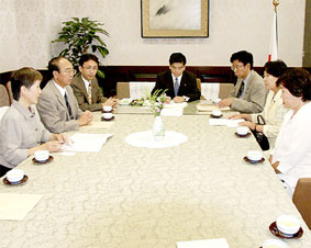 �����Ȃ̐Έ�[�ꕛ��b�i���ʒ����j�ɗv������k�֓��S���̑�\���R�O���A������