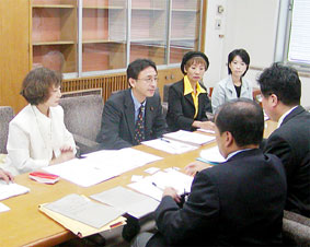 �h�q�{�ݒ��i��O�j����A���̂̐������󂯂�i������j���䏊��s�c�A���A�����O���c�A�鉺����s�c