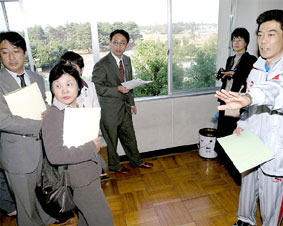 ��n�ɖʂ��������Ő������󂯂�