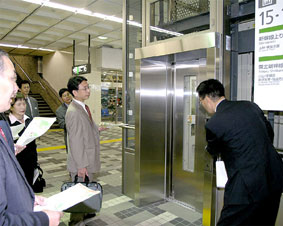 �V�������D���̃G���x�[�^�O��