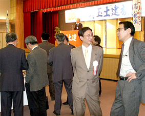 ��ʓy���J�g�̐V�t���т炫�ɏo��