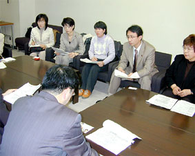 ���q�����Ő��{�̎�����琬�{��ɂ��Đ����󂯂�