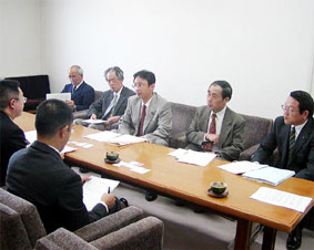 �F�s�{���a�ψ���̑�\��ƂƂ��ɁA�h�q���ɑ΂��F�s�{���Ԓn�ւً̋}�����A���̔z�����΂̗v��