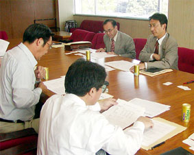 �i�l�h�t�i�S���{�������@��J���g���j�̑�\�炩��A�|�މ��i�l�グ�ɂ�钆����Ƃւ̉e���Ȃǎ��Ԃ𕷂��A���k