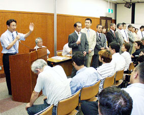 �}��ʌ��ψ���̉�c�Ō��ӕ\��