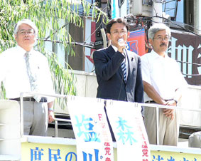 ��ʁE�i�q��{�w�����ɂāA���q�}��ʌ��ψ���(���j�A�X�����ۋǎ���(�E)�ƂƂ��ɁA���ʕ񍐂̊X������