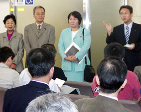 �O�c�@�{��c�ł̗X�����c���@�č̌���ɁA�c�ʂŁu�̌����s�R�c�W��v���s���A��\���Ă�������