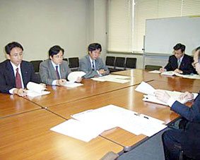 �}�A�X�x�X�g�΍�`�[���̉�c�ɏo��