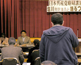 �O���s�̌��ǂ��ŎQ���҂���̎���Ɏ����X����