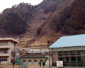 ���ƂȂ������w�Z�̂������ɂ͎R�������Ă��܂�