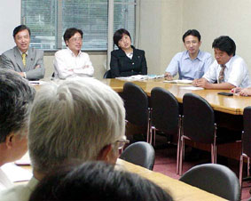 �J�g�A����c�̂̑�\��ƍ���c���c�Ƃ̍��k��ɏo��