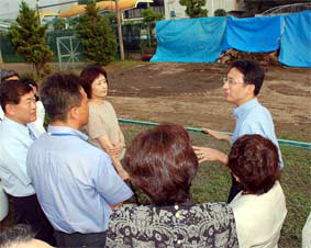 ���̌���O�Ő������󂯂�