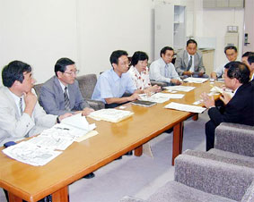 �Ȗ،����̗X�ւ̏W�z�Ɩ��𓝔p��������Ő\������