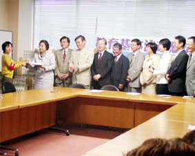 �S�����J�Â����u�X�E�Q�U�����{�@�����j�~�@���W��v����ɋ삯���A16���̏����������Ƃ�