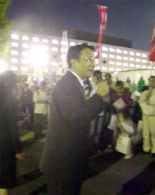 �����{�@�̉������~�߂悤�I�S���A����Ђ炢������O�W��Ō���̂�������