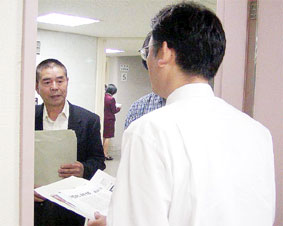 �g���l������x����i�גc�̌F�{�̑�\�炩��A�u���ɐӔC�v�Ƃ������n�فi12���j�ɂ��ĕ񍐂𕷂��A���k�E����