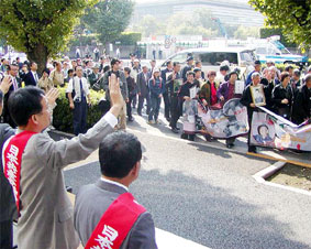 �w�����l�����A�s��Q��100�l�̗����s���x��Q�ҁE�⑰�̐���f��������