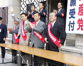 �w�����l�����A�s��Q��100�l�̗����s���x��Q�ҁE�⑰�̐���f��������