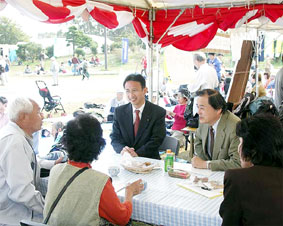 埼玉県のテントで懇談=5日