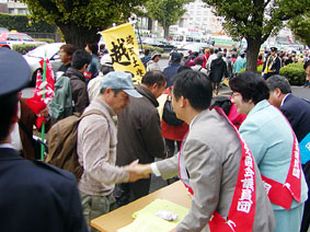 国会請願デモを激励