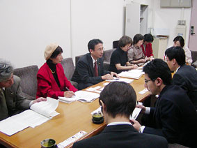 ��ʁE�}����s�c�c�ƂƂ��ɁA������Ñ΍�ɂ��Č����J���Ȃ�������𕷂�