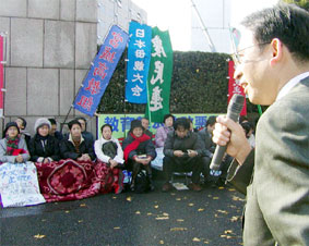 �����{�@�̈ψ���̌����s�ւ̍R�c�Ɩ{��c�ł̍̌����΂̍��荞�݂�����