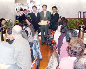 ���Q�@�c���i���j�ƈꏏ�ɐF�����󂯎�����B�E�͐��쑾�c�s�c