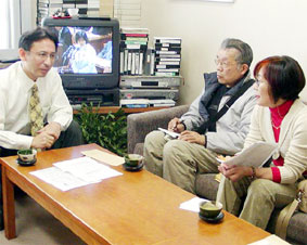 �W��O�A����v���ɖK�ꂽ��ʂ̑�\�i�є\�E���R�E���򖯏��j��ƍ��k