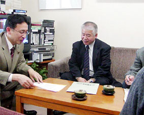 ��ʓy���̑�\�炩���O���łɔ��΂���v�]�������A���k