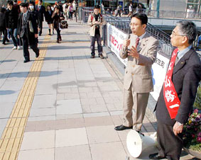 ��ʁE��z�ŁA�\�Z�Ă̋��s�̌��ɍR�c���āA�ً}�̍����