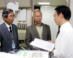 水源開発問題全国連絡会の嶋津共同代表らから八ツ場ダムなどの建設中止をもとめる要請を受け懇談