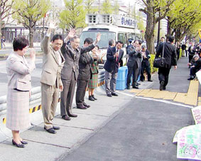 �����葱���@�Ă̖{��c�̌���A�c����ّO�̍R�c���ΏW��ɎQ��