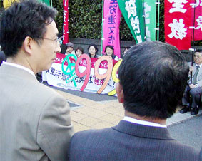 �����葱���@�Ă̈ψ���s�̌�����ɂ����Ȃ�ꂽ�R�c�W��ɎQ����5��11���A����O