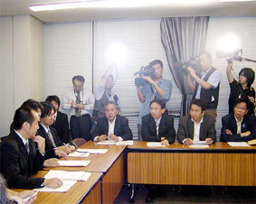 �񐳋K�l�b�g�̌��J�Ȃɗv���ɓ��ȁ\�\�U�����������́u�����t���v�ŉ��ق̕s���Ȃ��������ٗp��