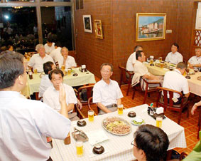 ��ʁE�J���Ҍ㉇��̃r�A�p�[�e�B�[�ɎQ��