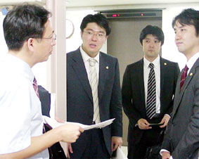 �u�߂��Ă����ŁI���q���v�@���ƗL�u�̉�̃����o�[����e�����[�@�̉����E�V�@�Ăɔ��΂̗v�]�������A���k