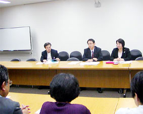 ����@�l���J���g���A�����c��̑�\�炩�玖�Ƃ�ٗp�̏󋵁A�v�]�𕷂��A���k