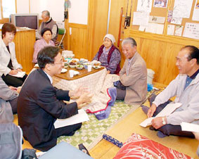 �u�J�^�̓��v�Řb���𕷂��i�E�����{������j