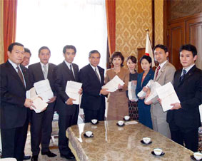 �����o���N�c�A�Ƃ��ďO�@�c���Ɂu�񌌉��Ҋԍ����ڐA�ɌW���Õی��̓K�p�͈͊g������߂鐿�菑�v���o