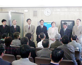 �O�c�e�����ςł����Ȃ�ꂽ�V�e�����[�@���s�̌��̍R�c�W��ɏo��