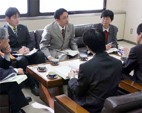 ��ʁE�x�m���s�̑�^�X�o�X���ō�ʌ����̒S������������󂯂�