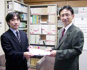 ��ʕی��㋦��̑�\����f�Õ�V�����グ�⊳�ҕ��S�y�������߂�v�����������k