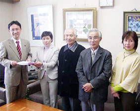 ��ʂ̓}���Ԏs�����E�v�ۈ�׌㉇��̑�\����u�������҈�Ð��x�̒��~�E�P������߂�v�v�����󂯁A���k