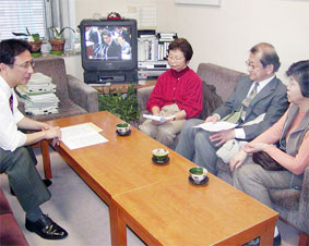 ��ʌ��c�Z�����c��̑�\����A���{�́u�@�\�ĕҕ��j�v�̕s�����������߂�v�����󂯁A���k�i2��12���j